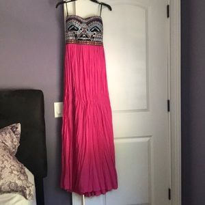 Maxi dress with black top into a pink bottom